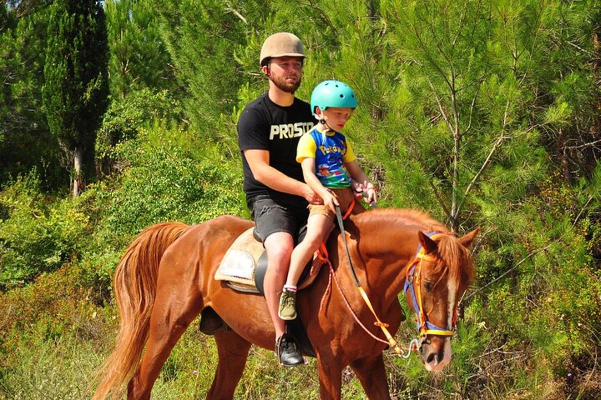 um homem e uma criança cavalgando