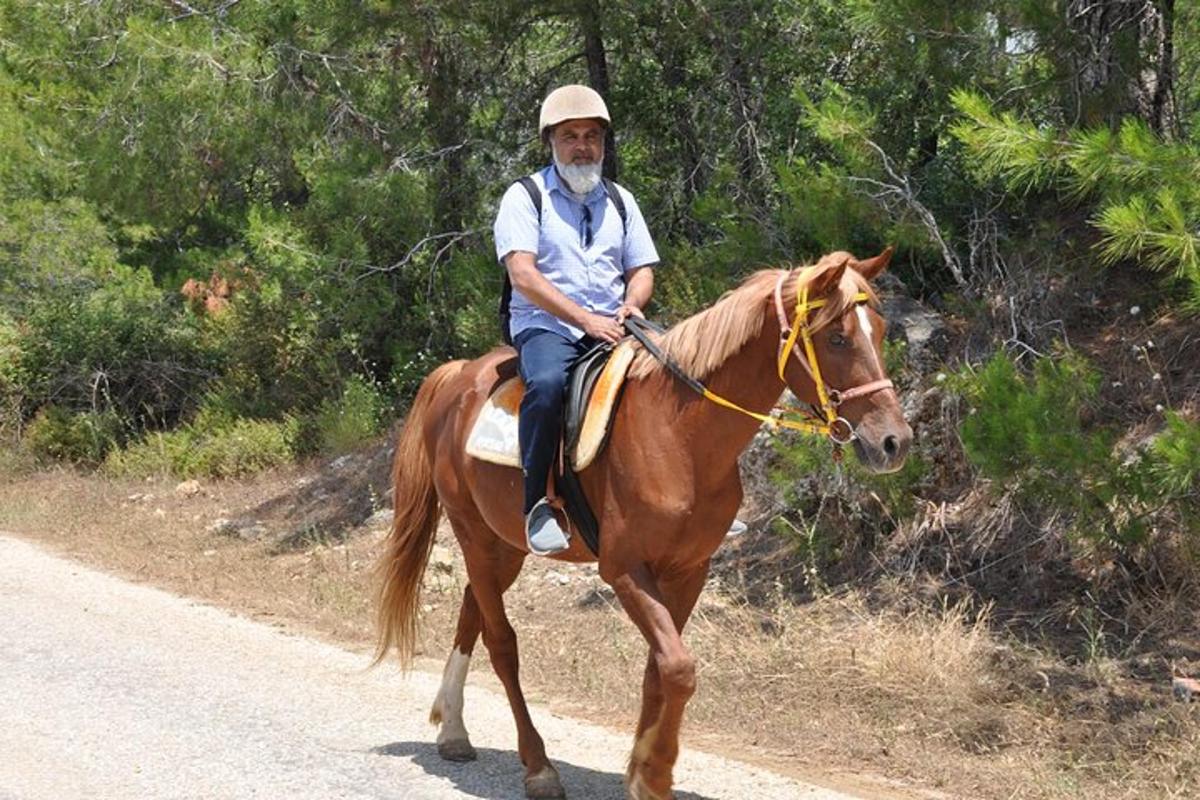 um homem cavalgando uma estrada