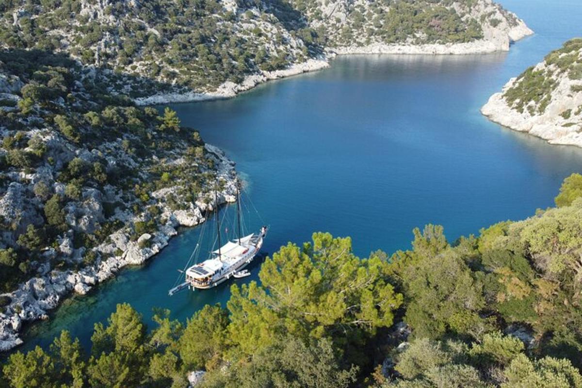 um barco está atracado em um grande lago