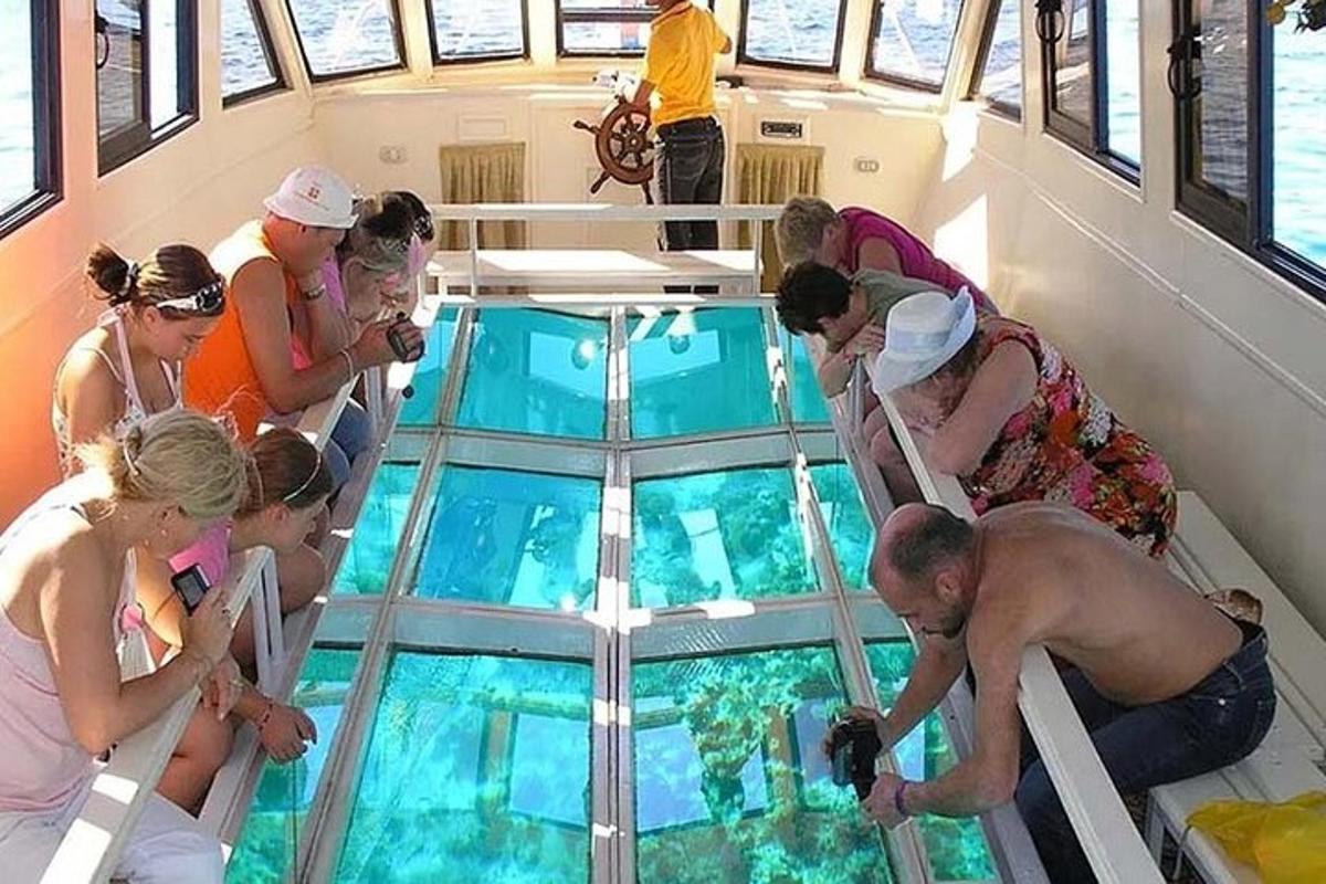 un grup de persones mirant el terra de vidre d'un vaixell