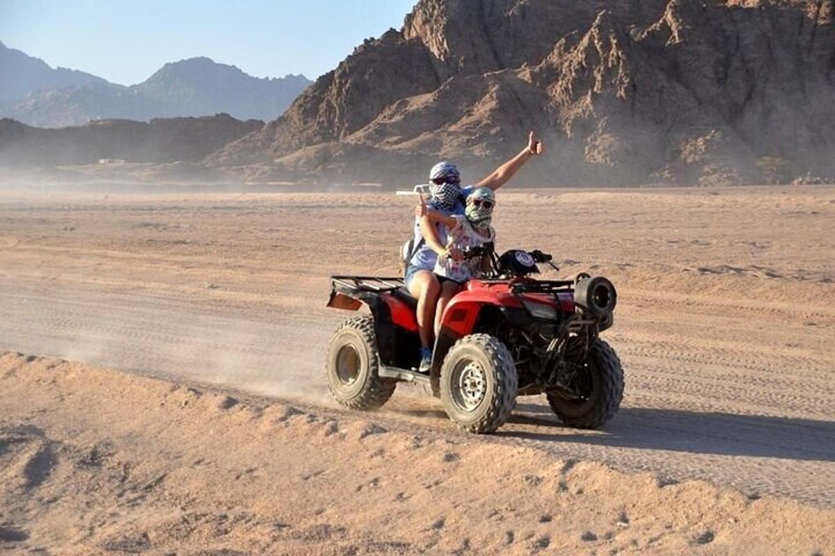 un bărbat care merge pe un ATV în deșert