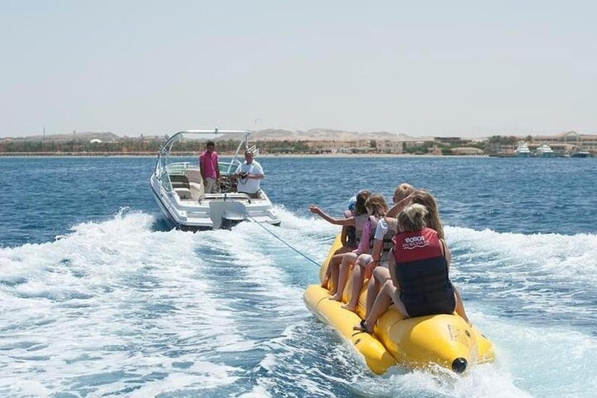 un gruppo di persone su una zattera in acqua su una barca