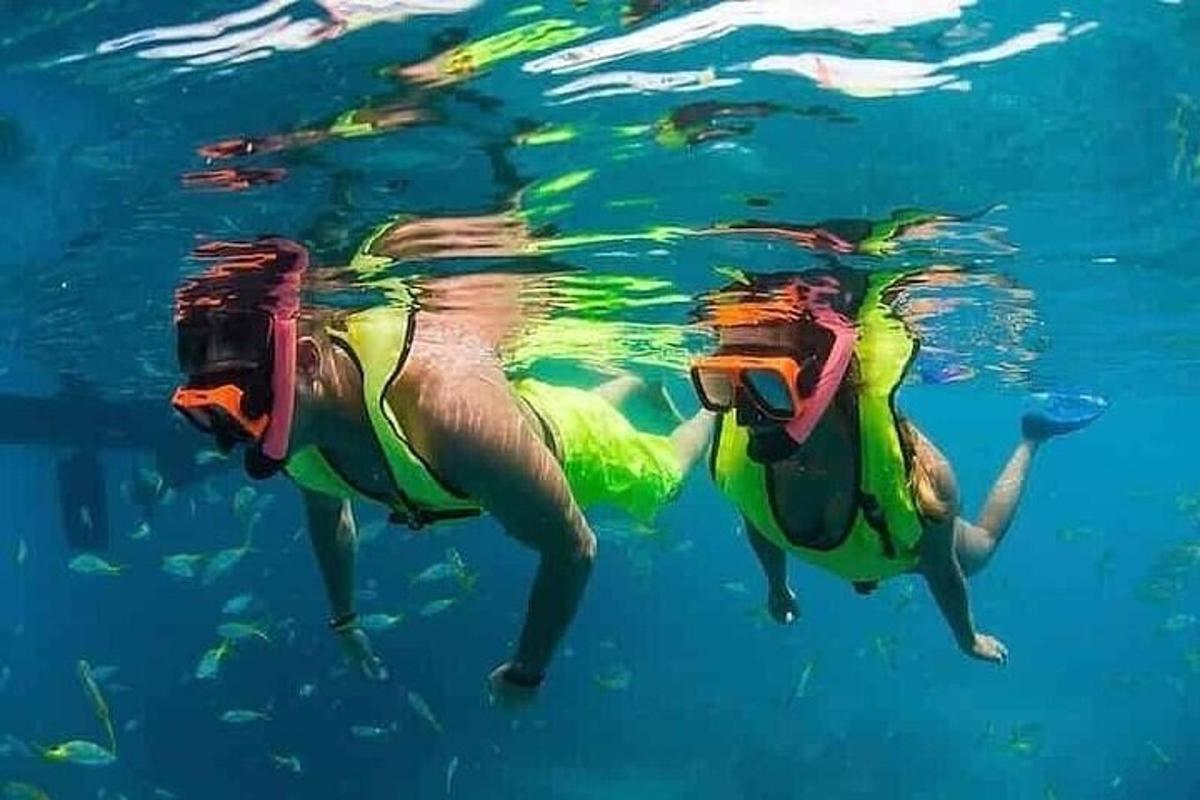o femeie înoată în apă