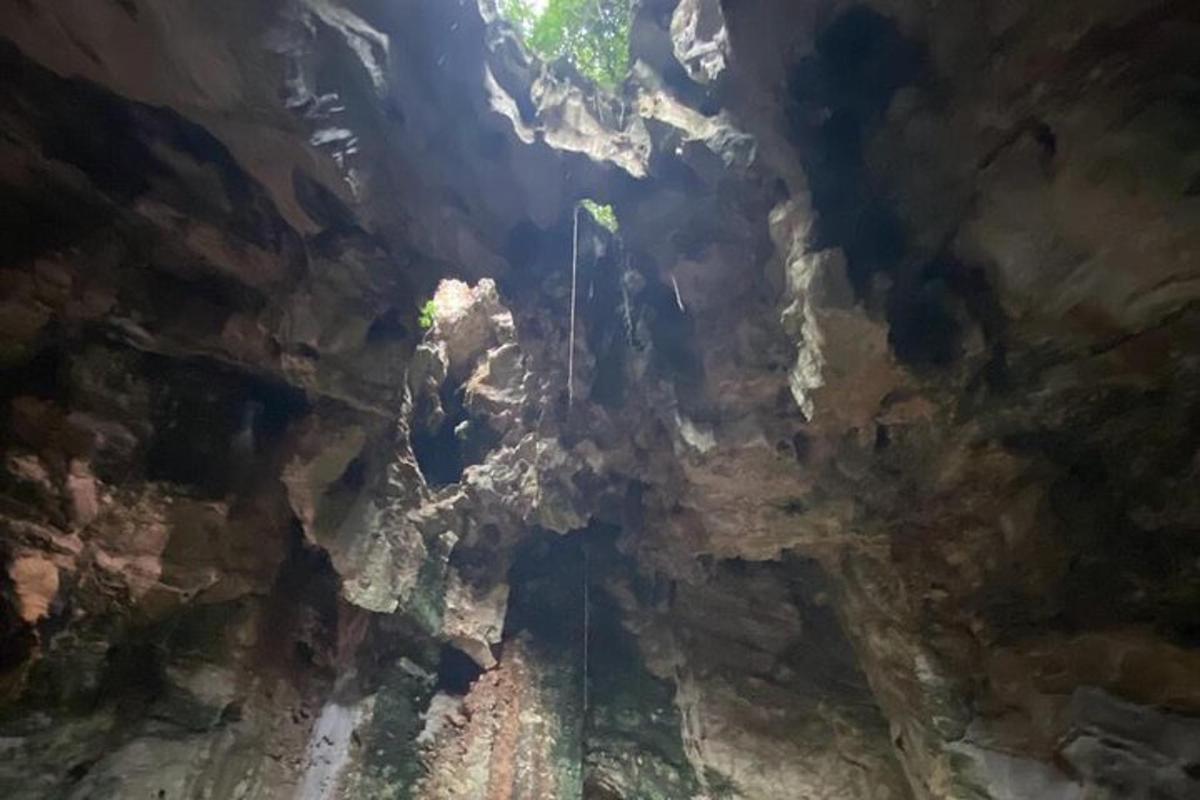 una persona parada en medio de una cueva