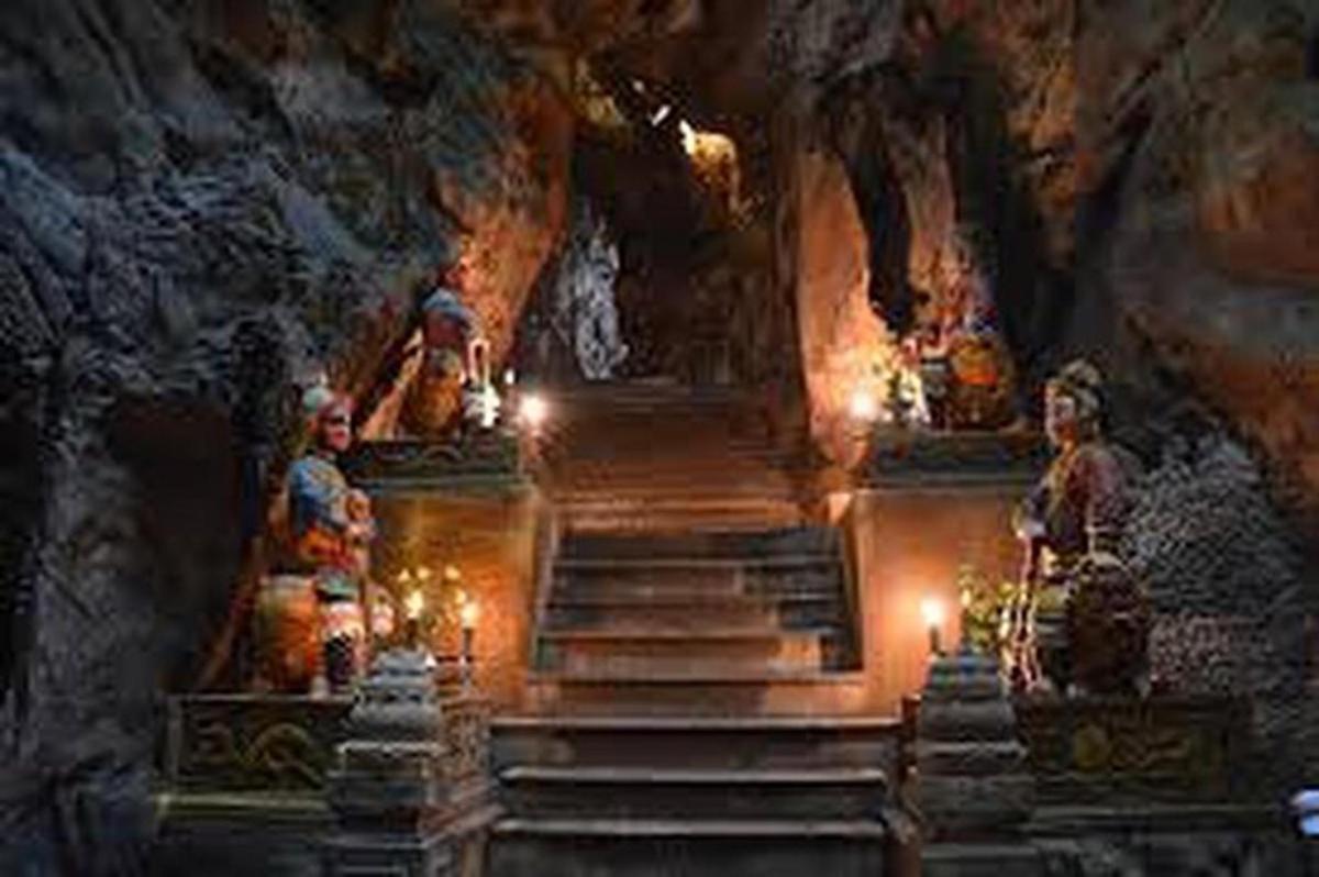 Una cueva con estatuas y velas en una cueva.