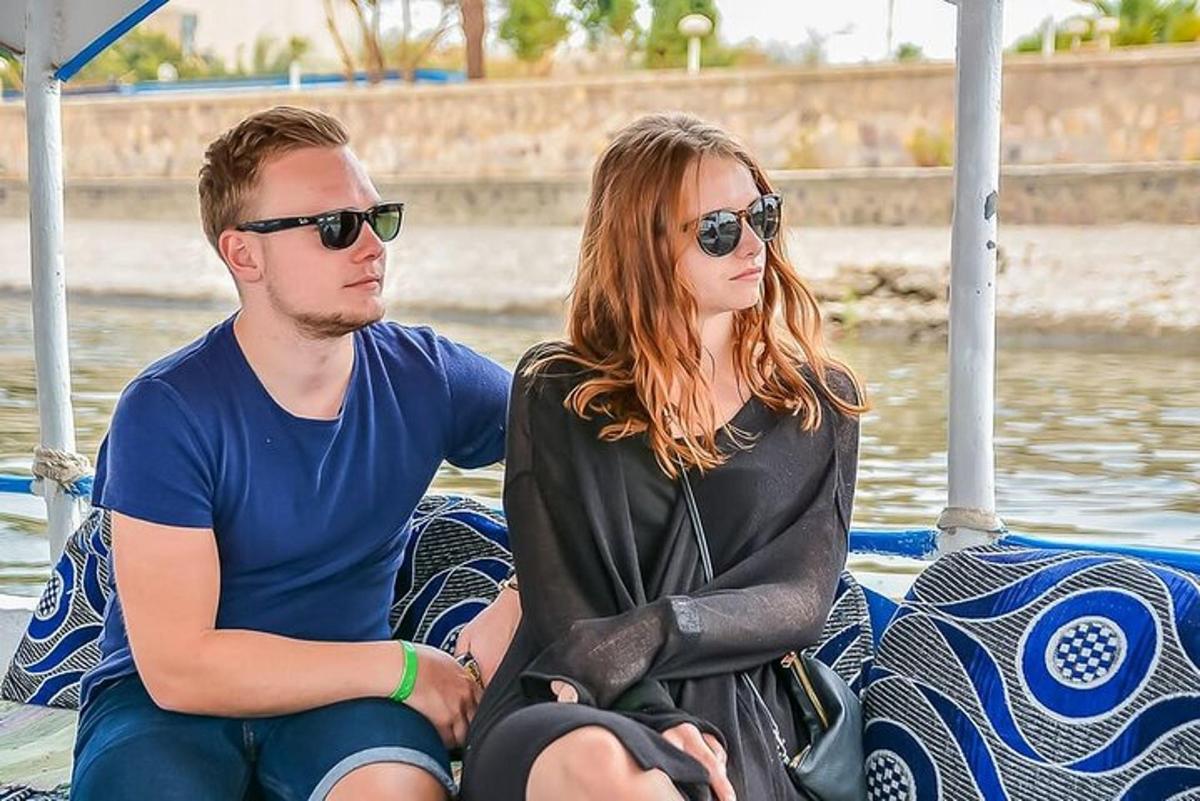um homem e uma mulher sentados em um barco