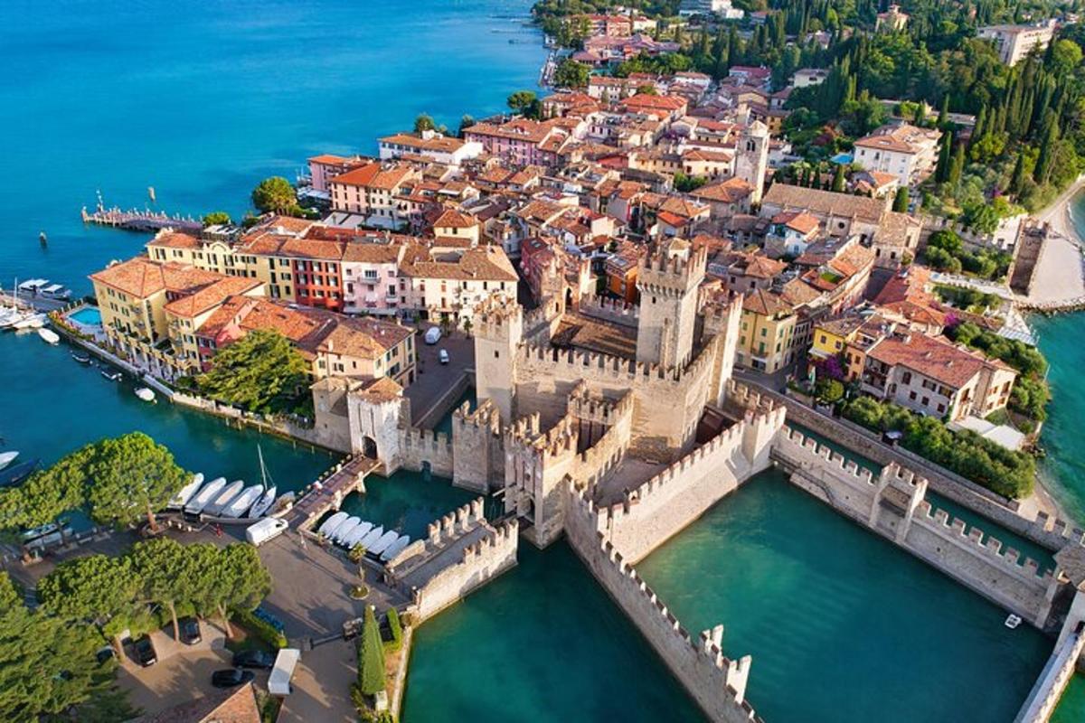 una vista aerea di una città sull'acqua
