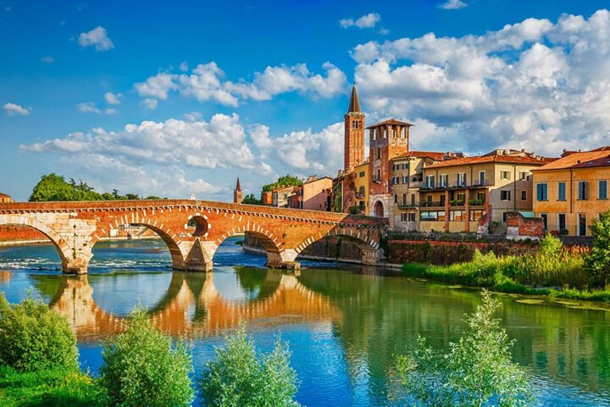 un ponte sopra un fiume in una città