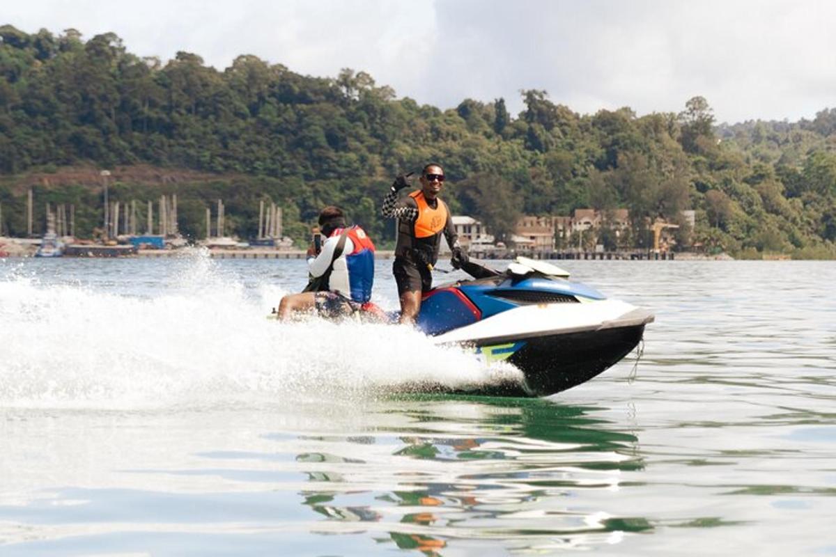 due persone su una moto d'acqua in acqua