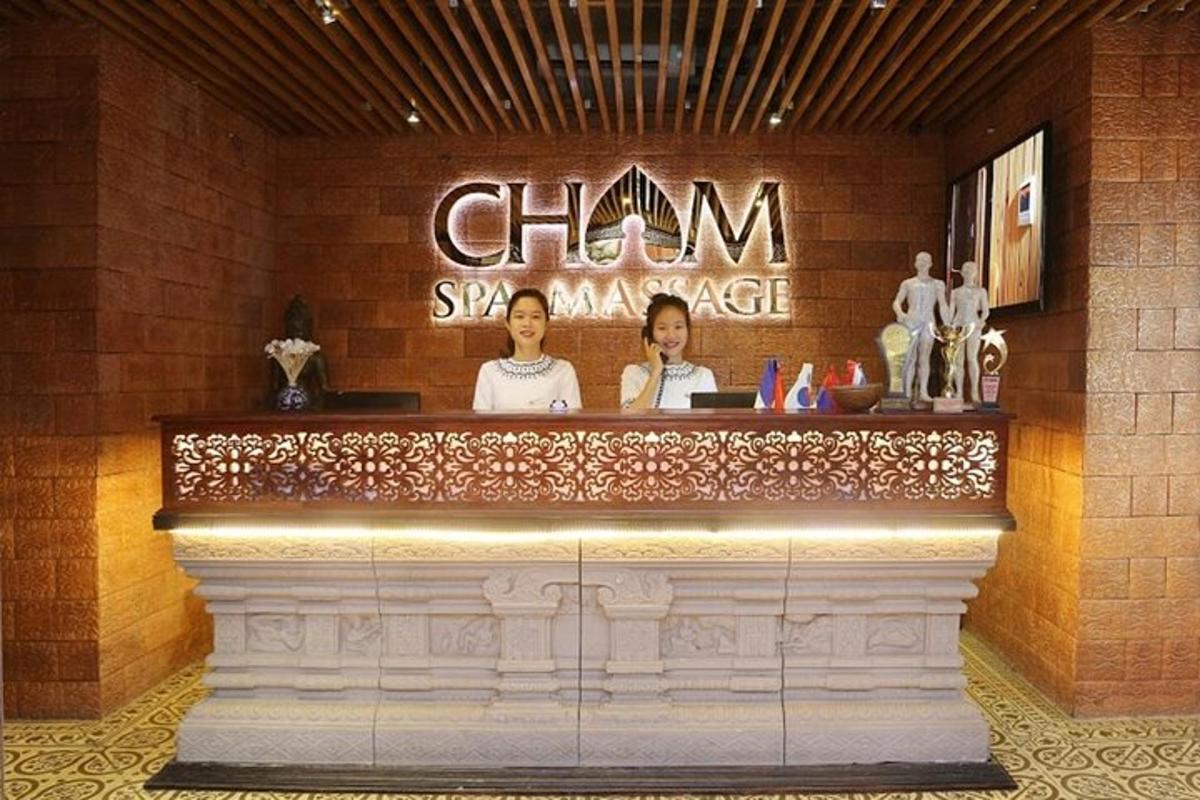 zwei Frauen stehen an einer Bar in einem Restaurant
