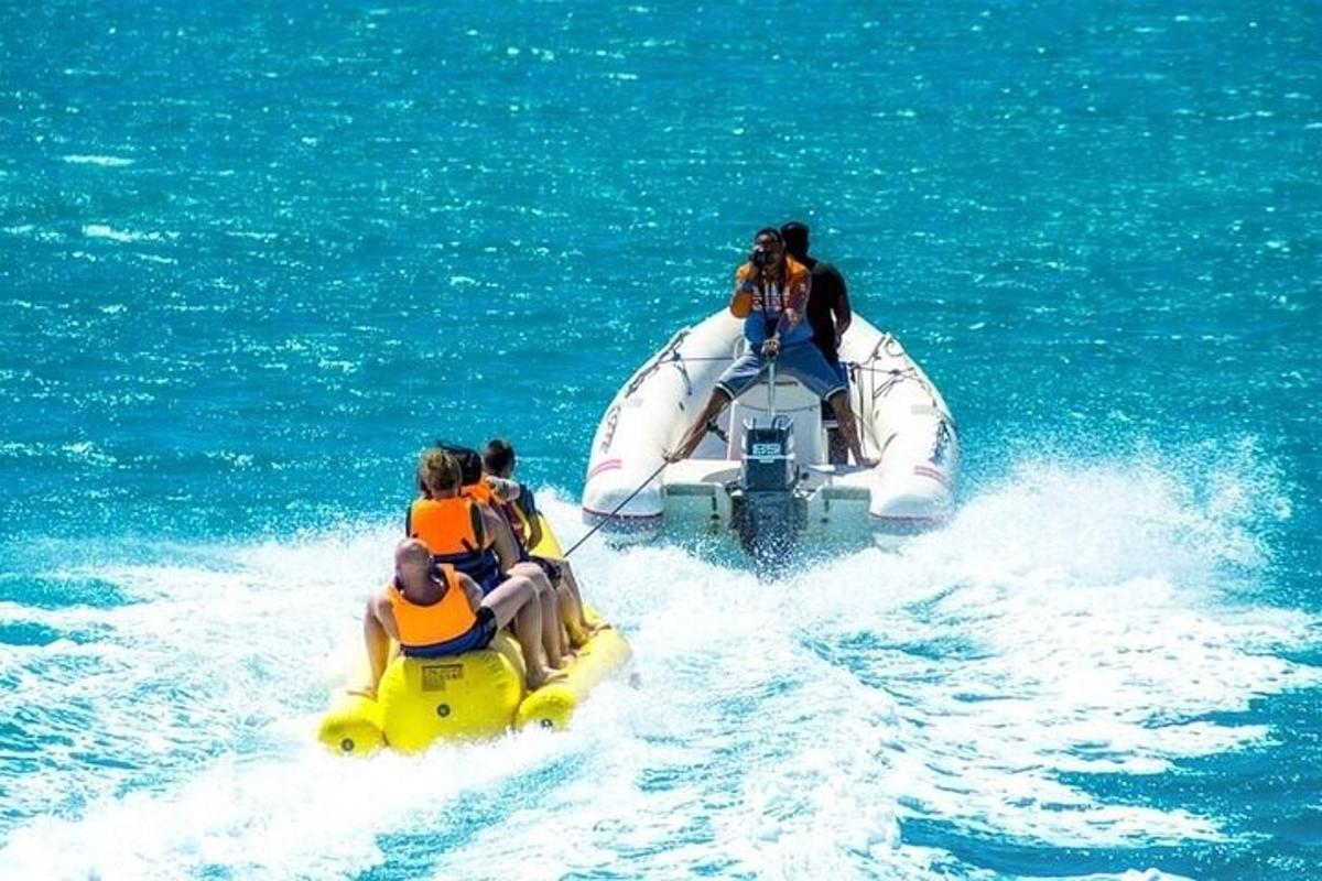 eine Gruppe von Menschen, die auf einem Boot im Wasser fahren
