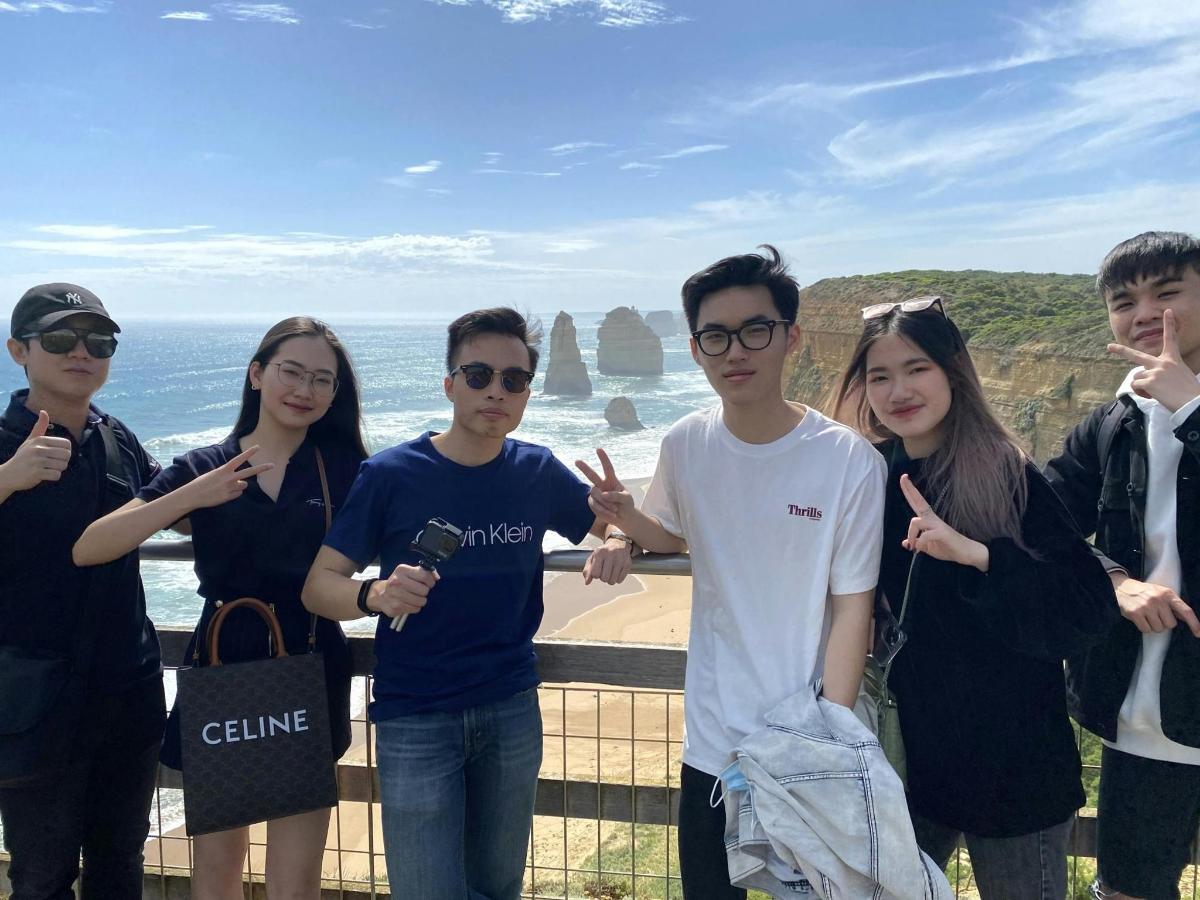 一群人站在大海前