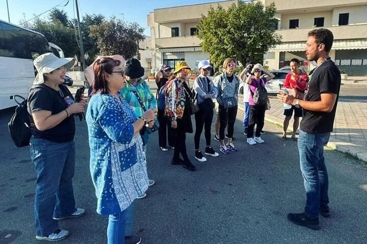 sekumpulan orang berdiri di jalan