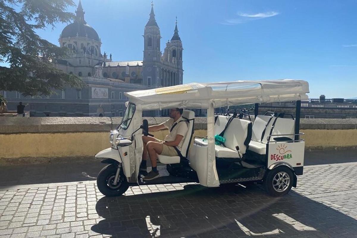 osoba jazdiaca na golfovom vozíku na ulici