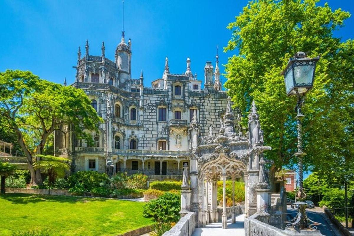 ein altes Schloss mit einem Garten davor