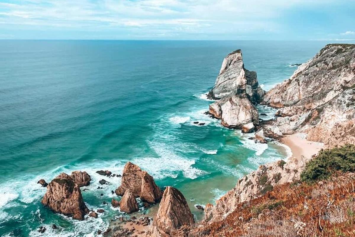 eine Luftaufnahme eines Strandes mit Felsen im Meer