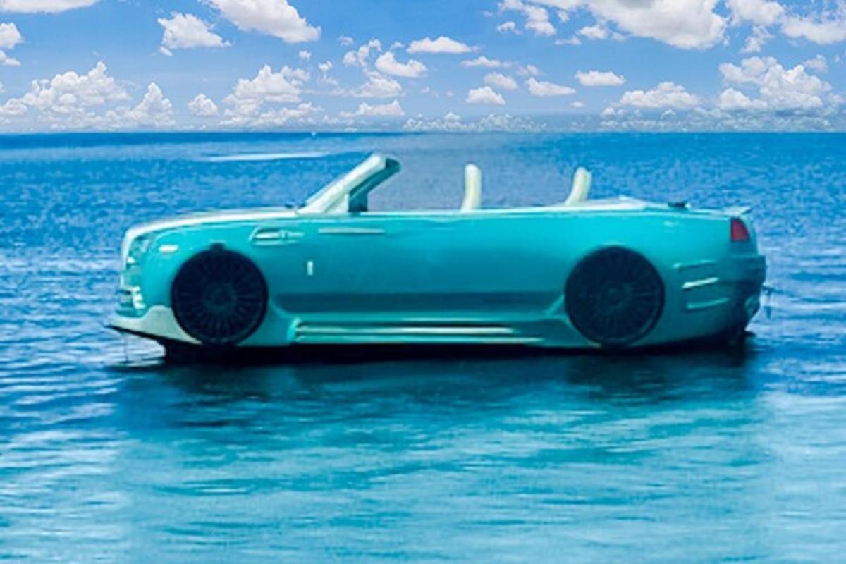sebuah kereta biru duduk di atas air