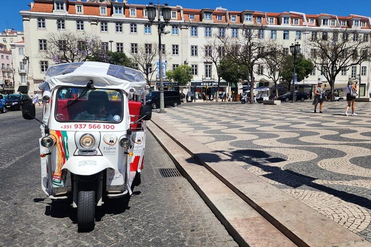 egy kis jármű parkolt az utca szélén