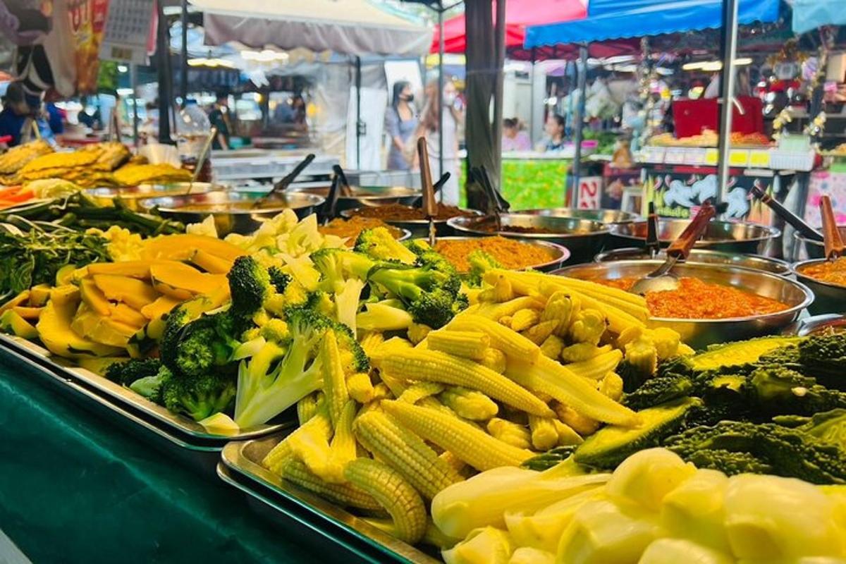 een groentebuffet dat op een markt wordt tentoongesteld