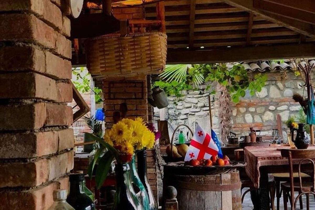 kuchyň se stolem a pultem s květinami