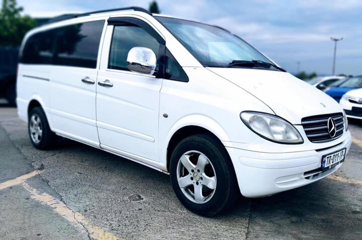 isang puting van ang nakaparada sa isang parking lot