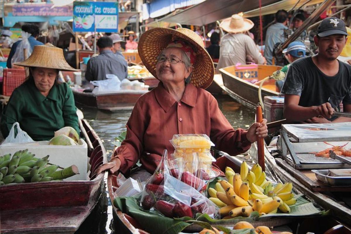 seorang wanita duduk di dalam bot dengan buah-buahan dan sayur-sayuran