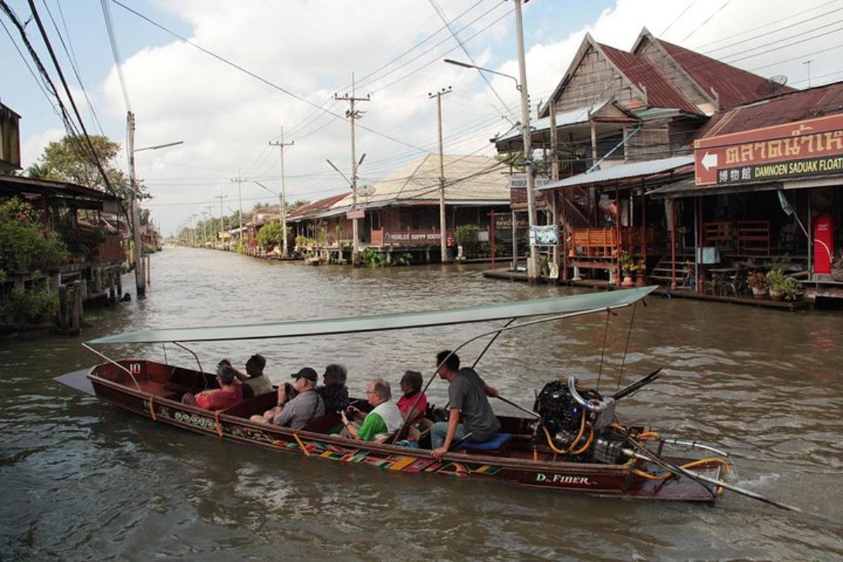 sekumpulan orang yang menaiki bot di sungai