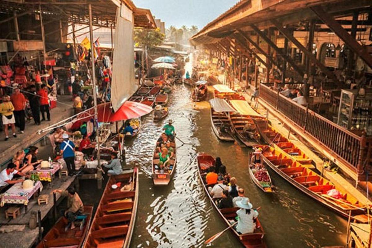 sekumpulan bot di dalam air di sebuah pasar