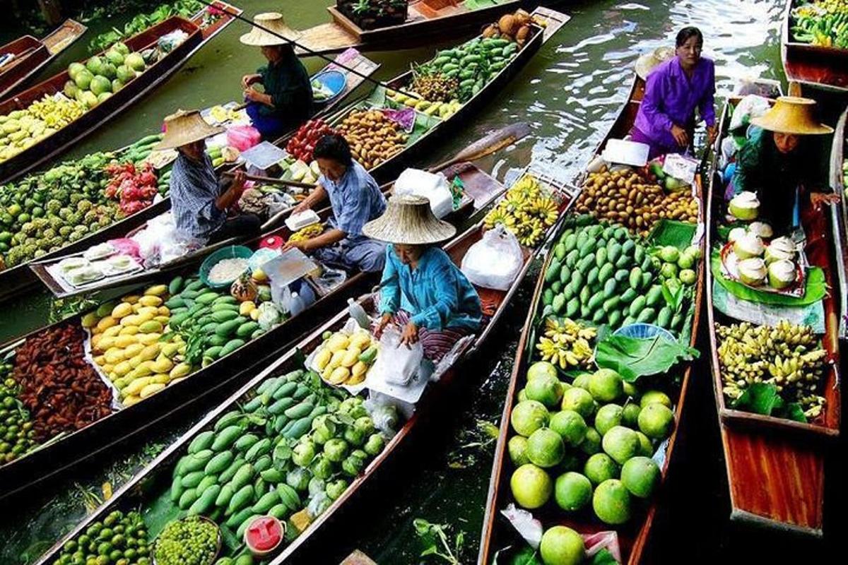 sekumpulan orang di dalam bot yang dipenuhi dengan buah-buahan dan sayur-sayuran