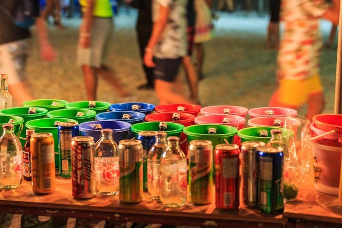 meja yang atasnya terdapat banyak botol dan mangkuk