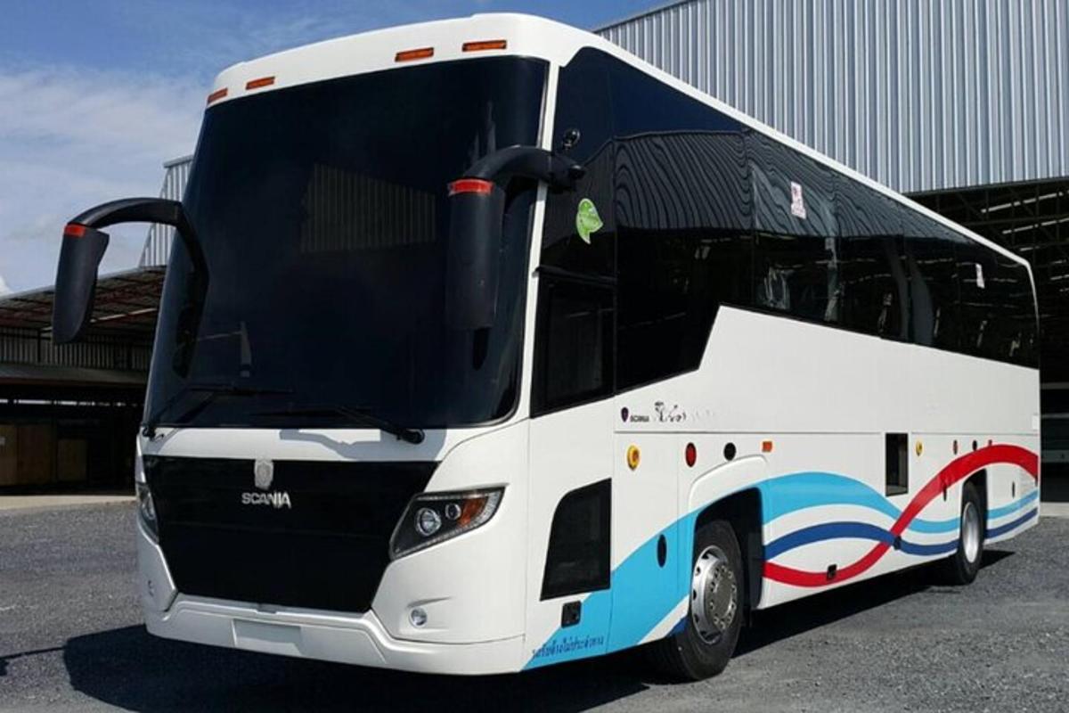 suur buss pargitud hoone ette