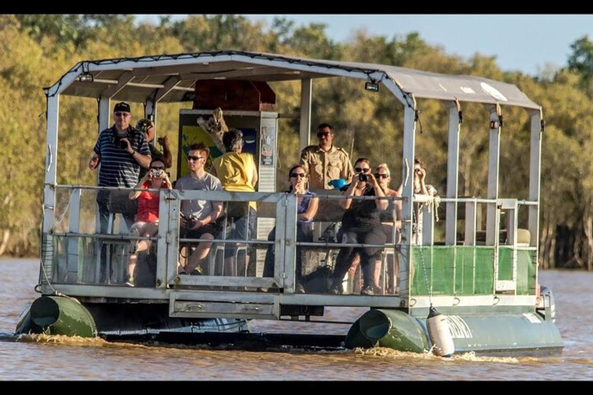 група людей на човні у воді