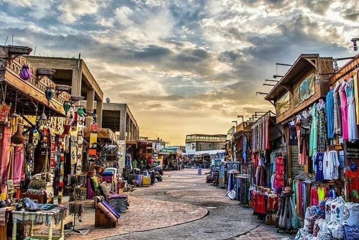 çok sayıda dükkan ve pazarla dolu bir sokak
