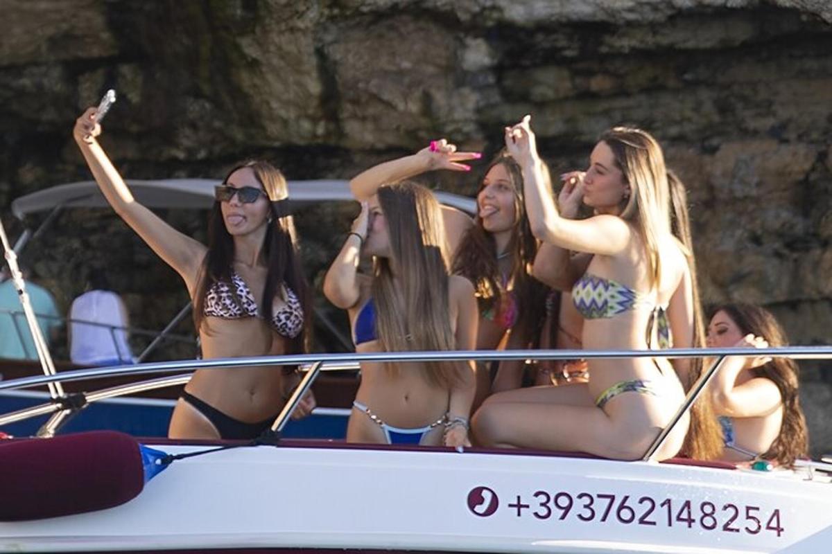 sekelompok wanita berbikini duduk di atas perahu