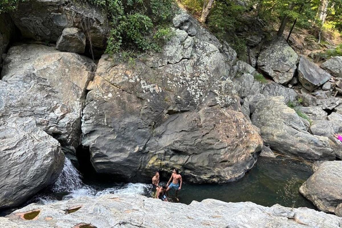 dues persones estan dretes a l'aigua d'un riu