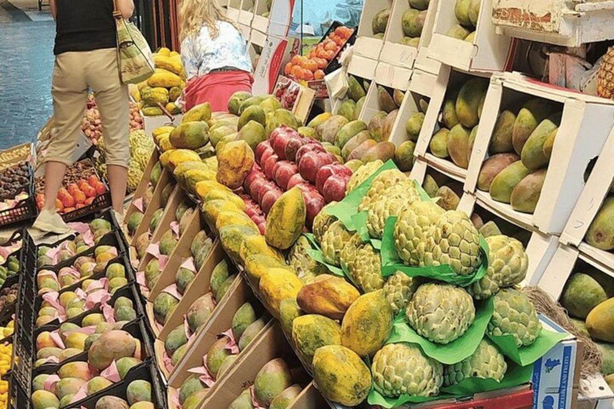 gyümölcsök és zöldségek bemutatója a piacon