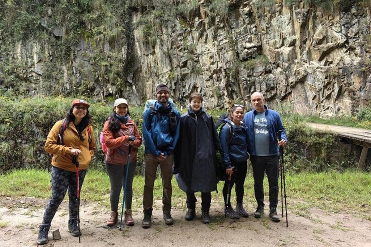 Un grupo de personas posando para una foto en una montaña.
