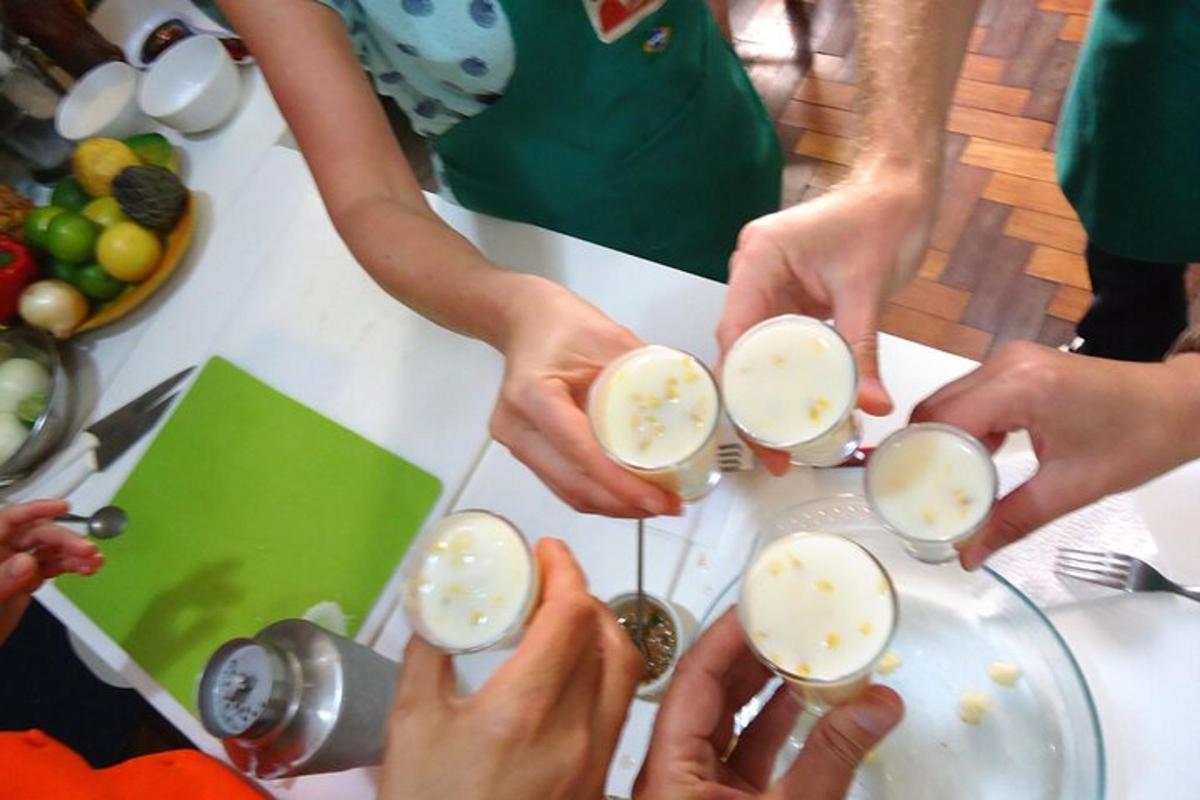 sekumpulan orang memegang gelas champagne di atas meja