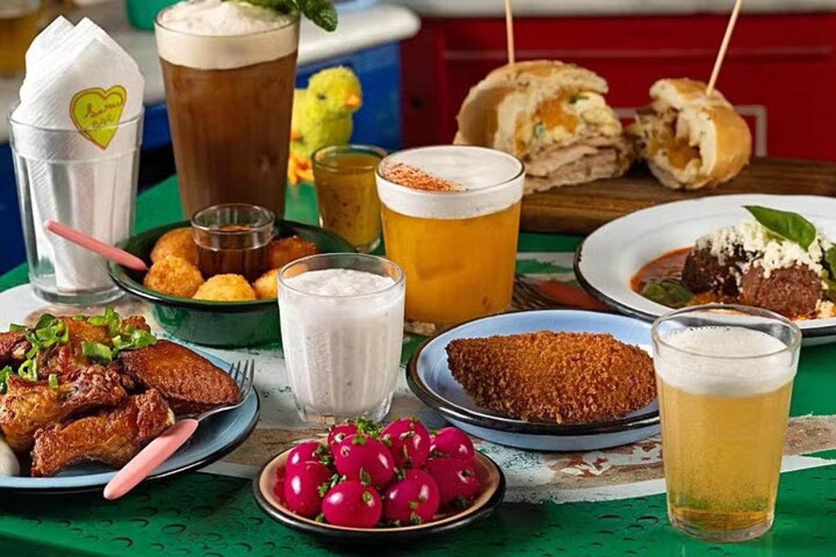 食べ物や飲み物の皿が置かれたテーブル