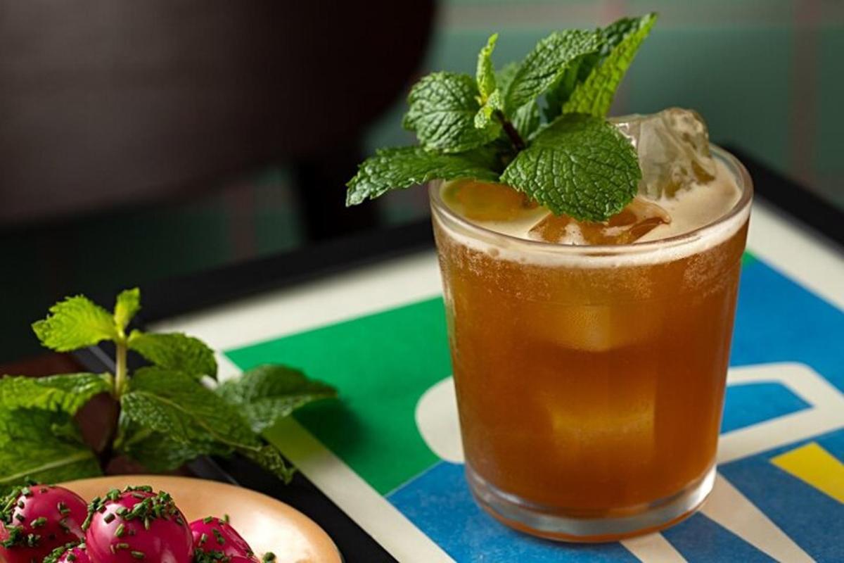 minuman dengan daun pudina di atas meja
