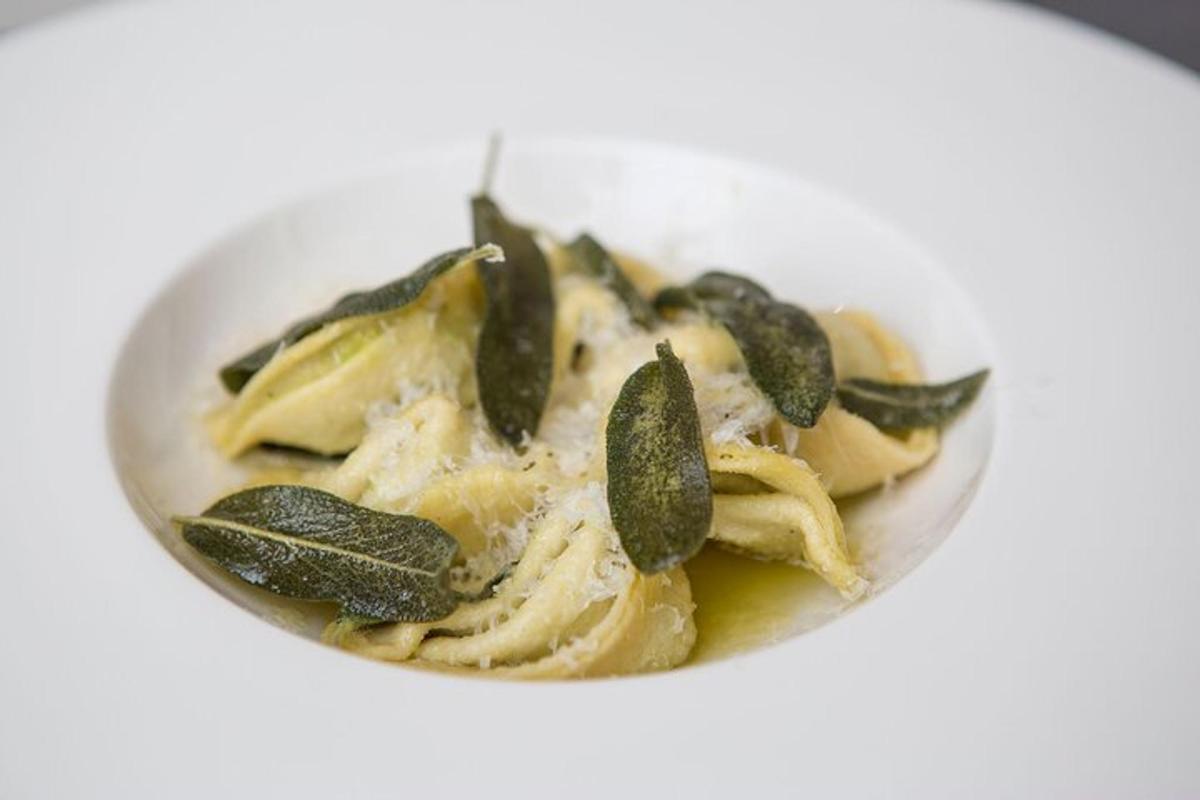 una ciotola di pasta con verdure sopra