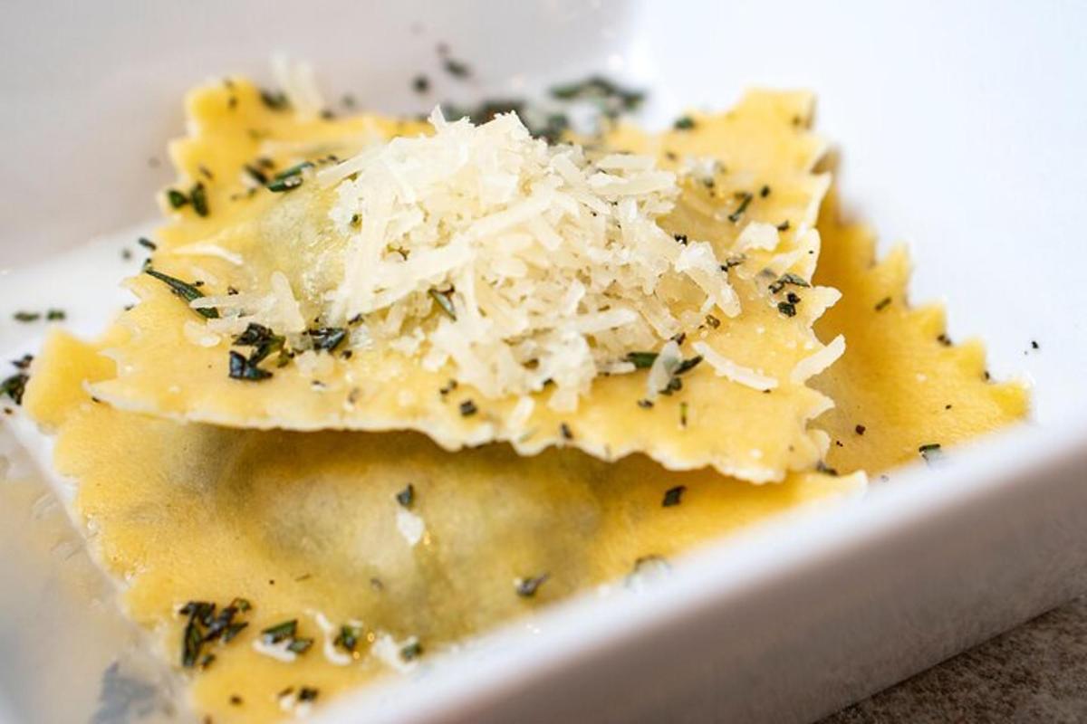 un piatto di cibo con formaggio sopra
