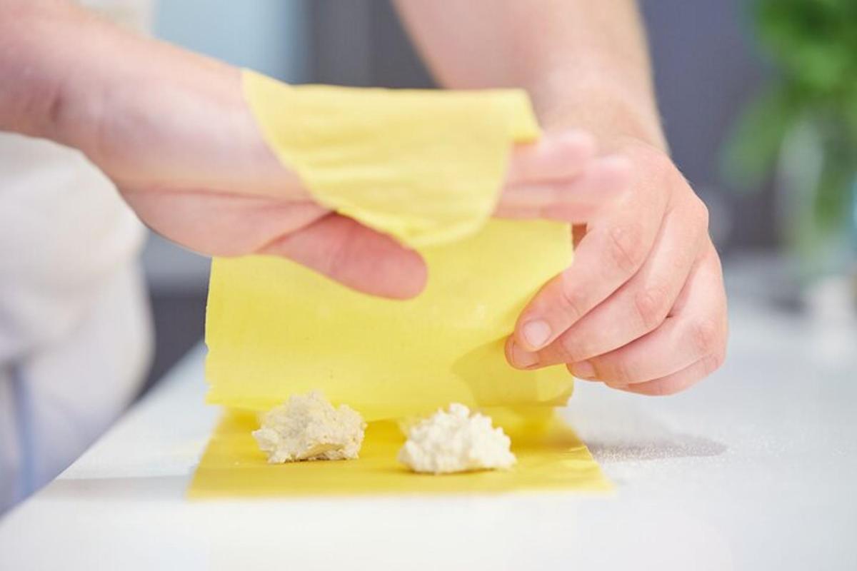 una persona che tiene in mano un pezzo di formaggio su un tavolo