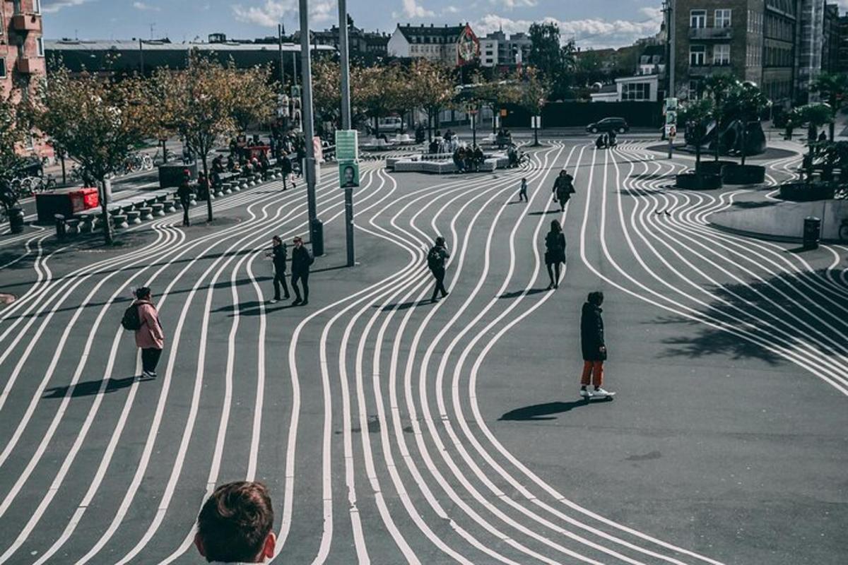 skupina lidí na skateboardech na ulici