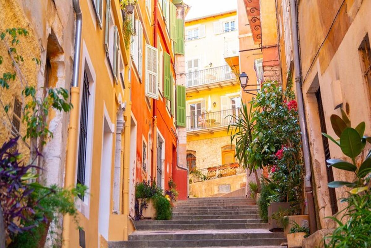 un carreró amb escales en un poble antic