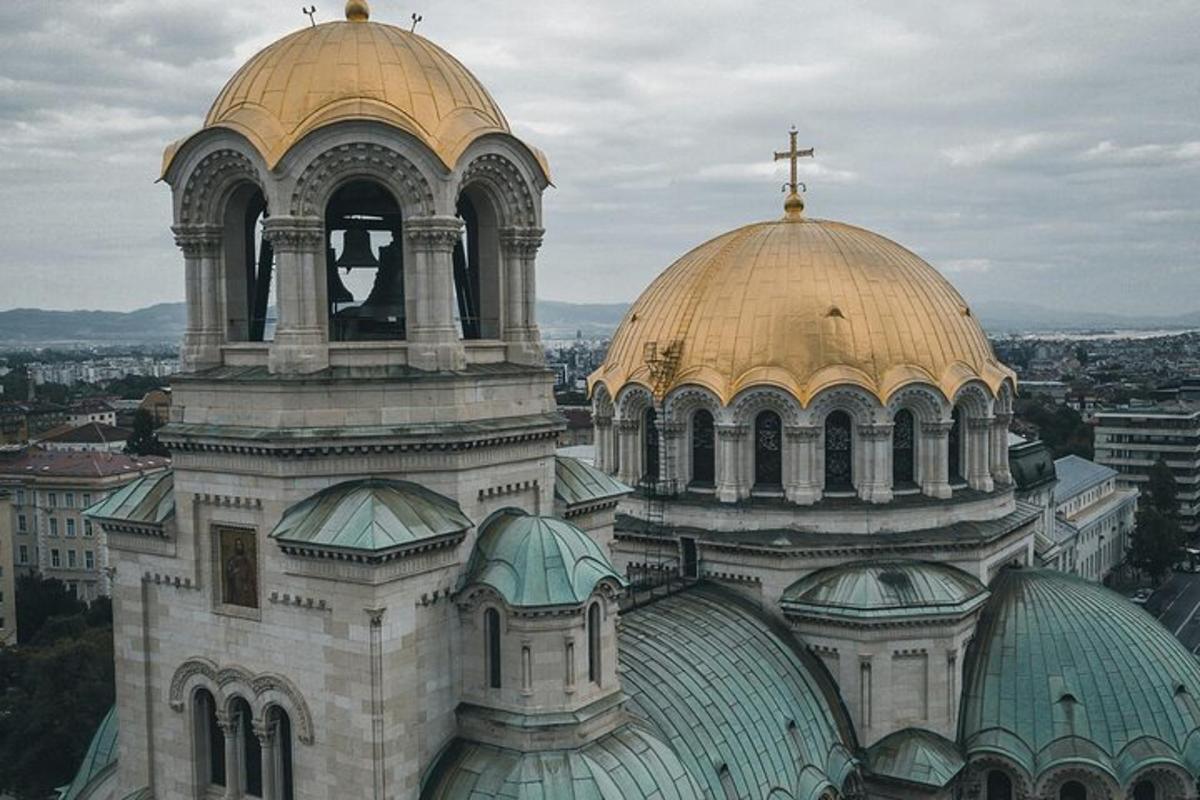 uma igreja com duas cúpulas e uma cruz no topo