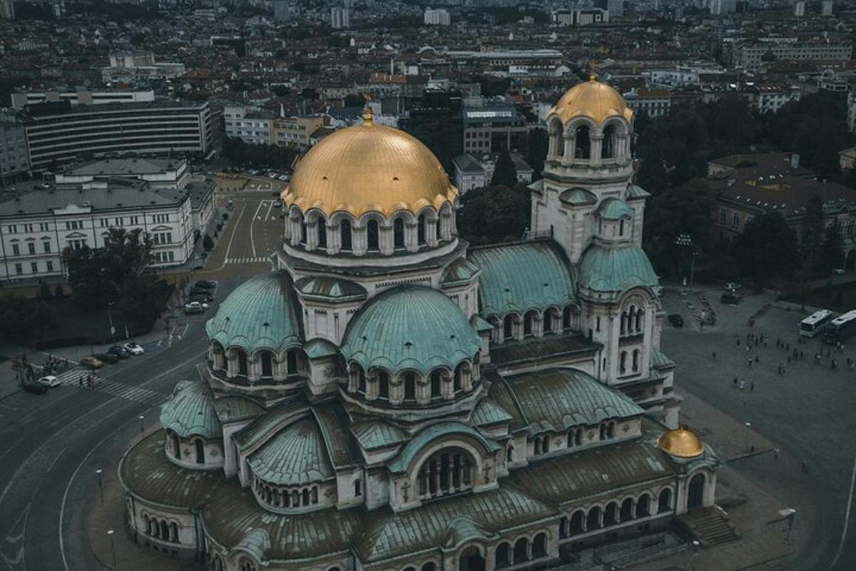 duży budynek ze złotymi kopułami na szczycie