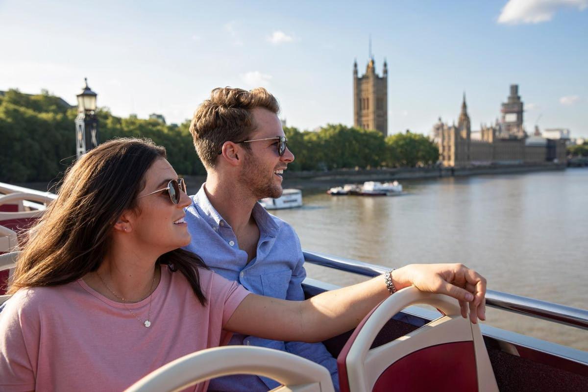 un homme et une femme sur un bateau sur la rivière