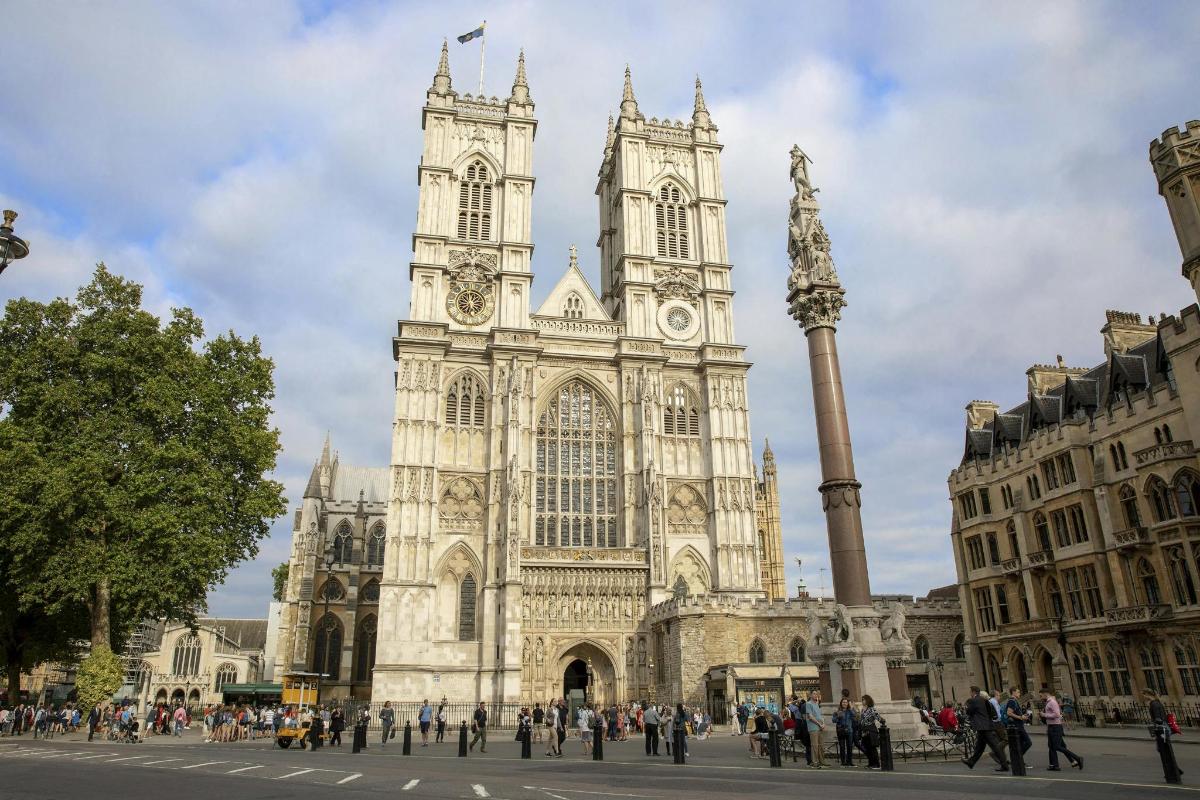 une cathédrale avec beaucoup de monde devant elle