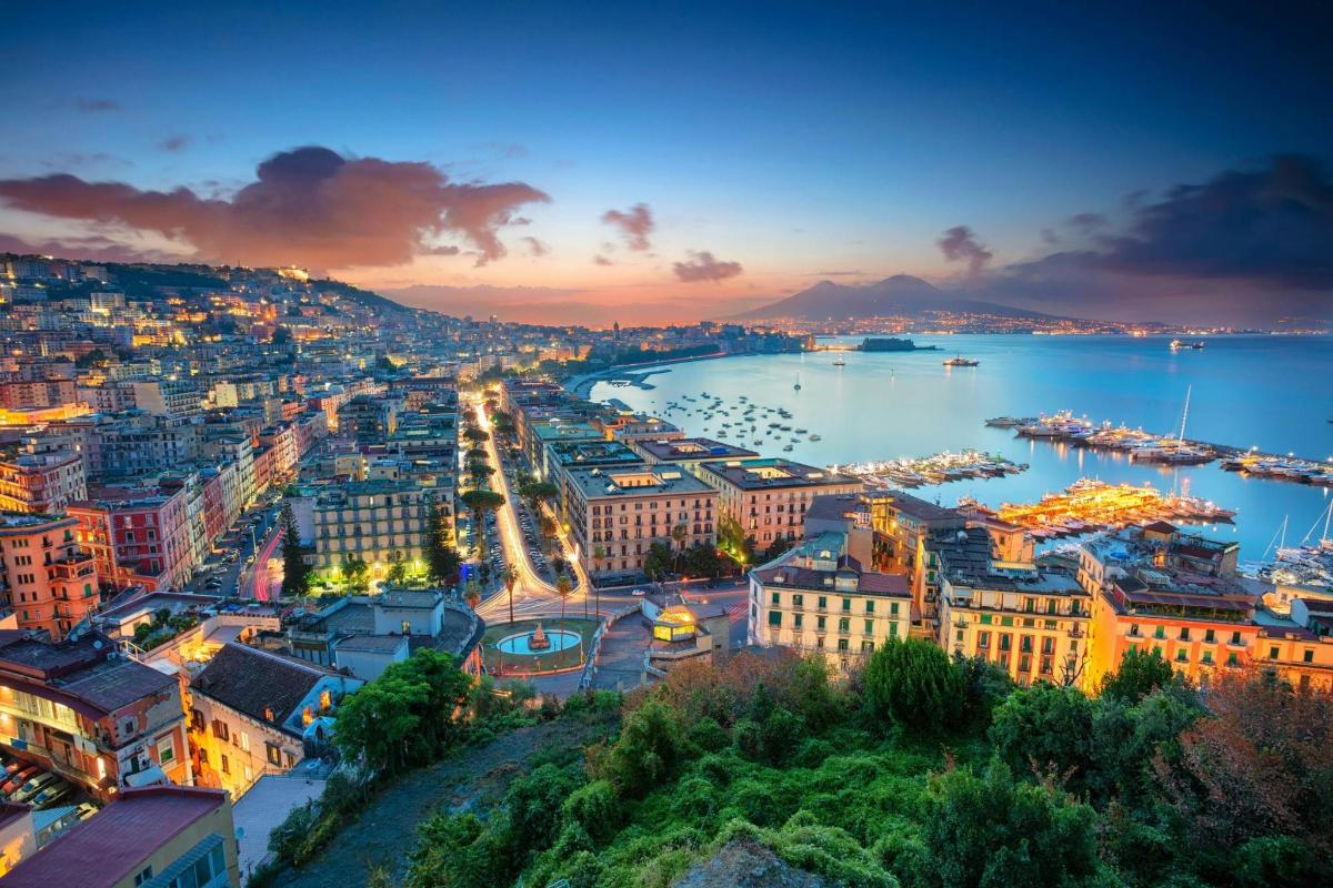o vedere a unui oraș noaptea cu un port